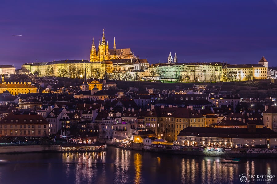  Horizonte de Praga por la noche 