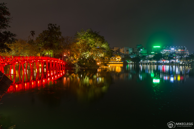 Hồ Hoàn Kiếm at night