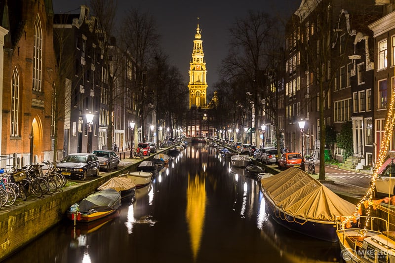 Groenbuigwal canal towards the Zuiderkerk at night
