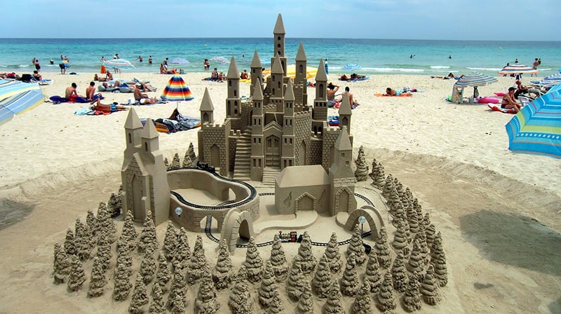 Beach and sandcastle - CC0 (Pixabay)