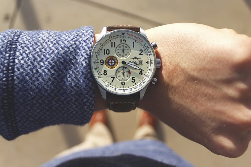 Checking the time before travel - CC0 (Pixabay)