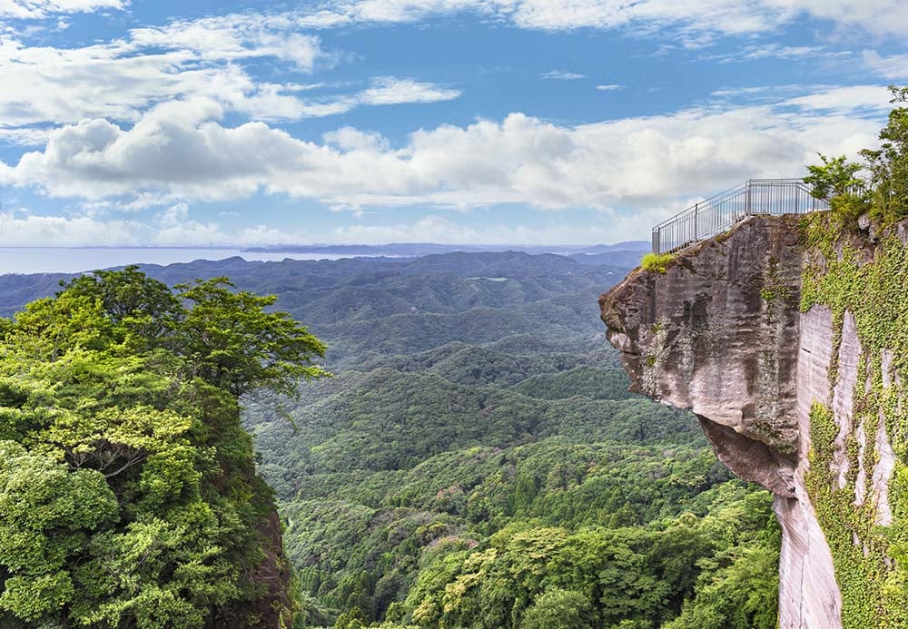 Jigoku Nozoki cliff in Mount Nokogiri