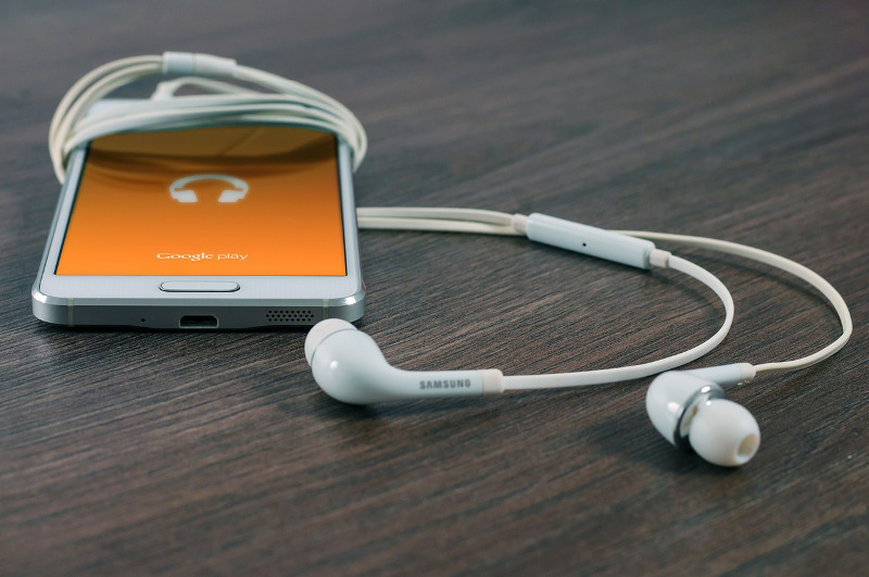 Long Commutes - Entertainment - Music and headphones - CC0 (Pixabay)