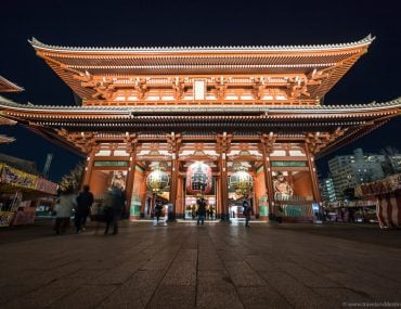 Hōzōmon gate in Tokyo at night