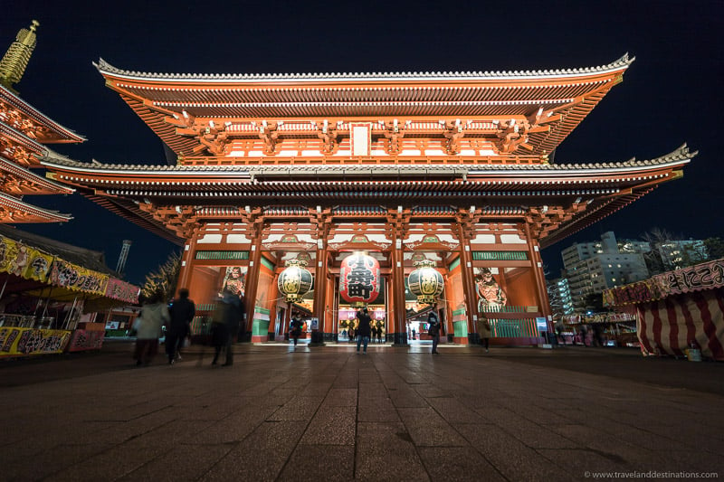 Hōzōmon gate in Tokyo at night