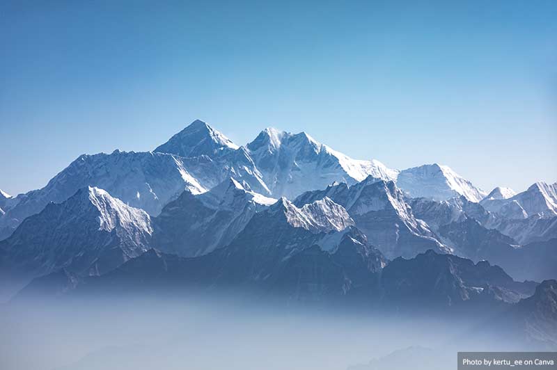 Vue lointaine du mont Everest