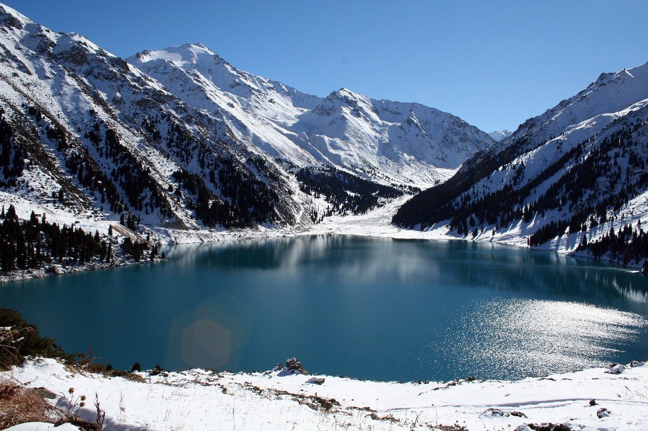 Grand lac d'Almaty et montagnes