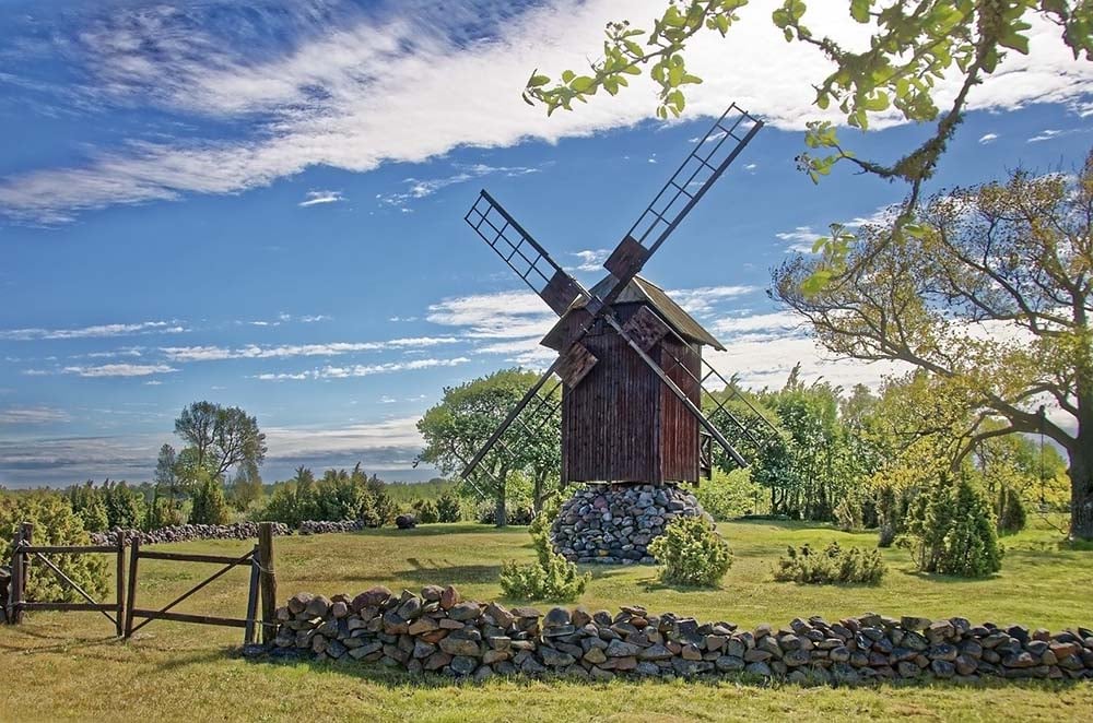 Le moulin à vent est l'île de Saaremaa